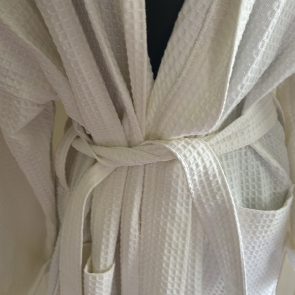 Frette Fager’s Island Luxury Spa  Logo Ivory Waffle Texture Robe - Picture 5 of 14